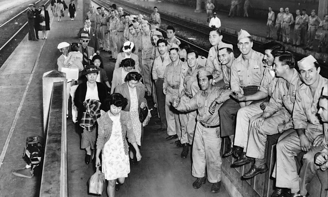 麦克阿瑟在日本当太上皇啥生活?霸占昭和第一女星,天皇像他儿子