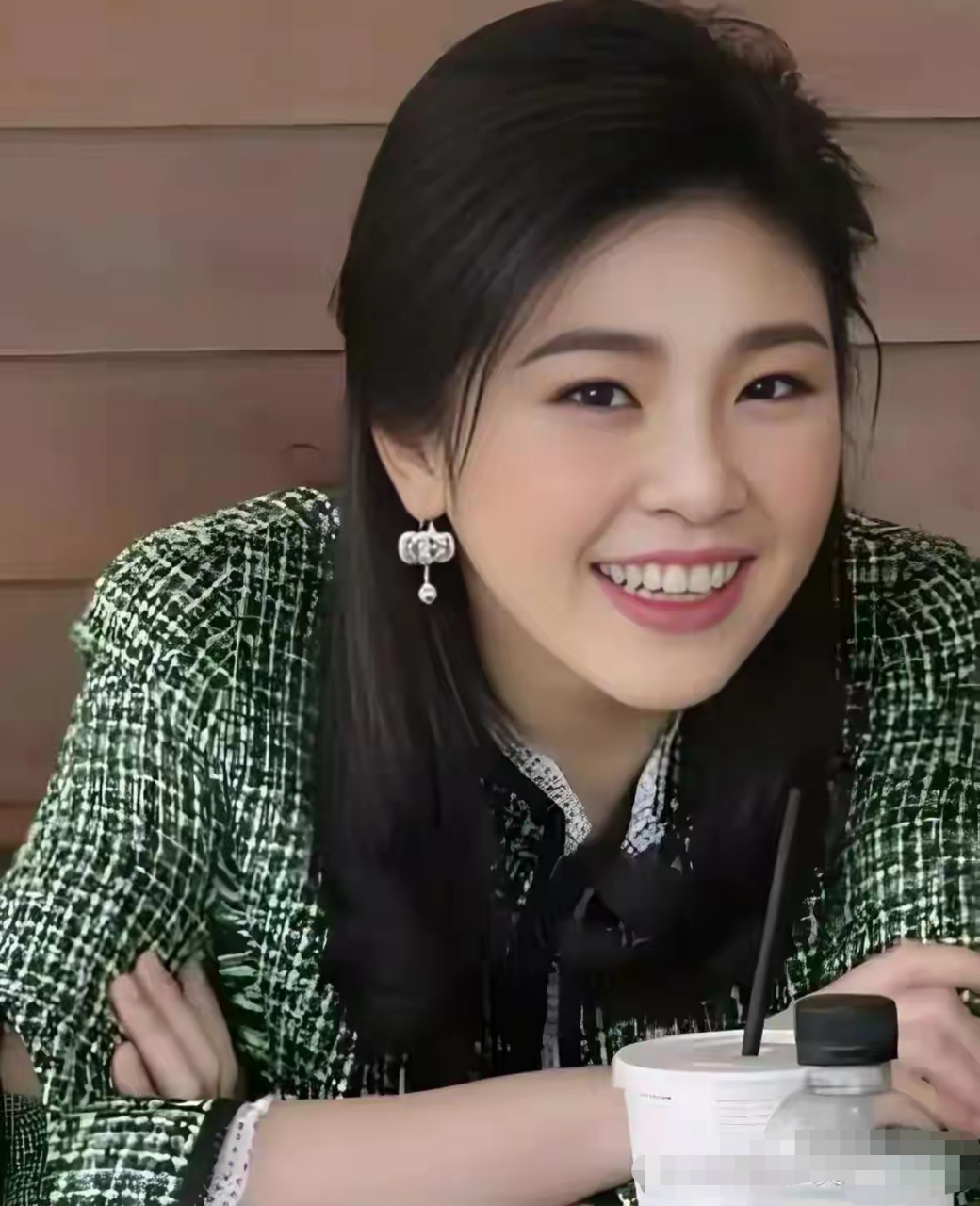 英拉年轻照和中年照都美若天仙