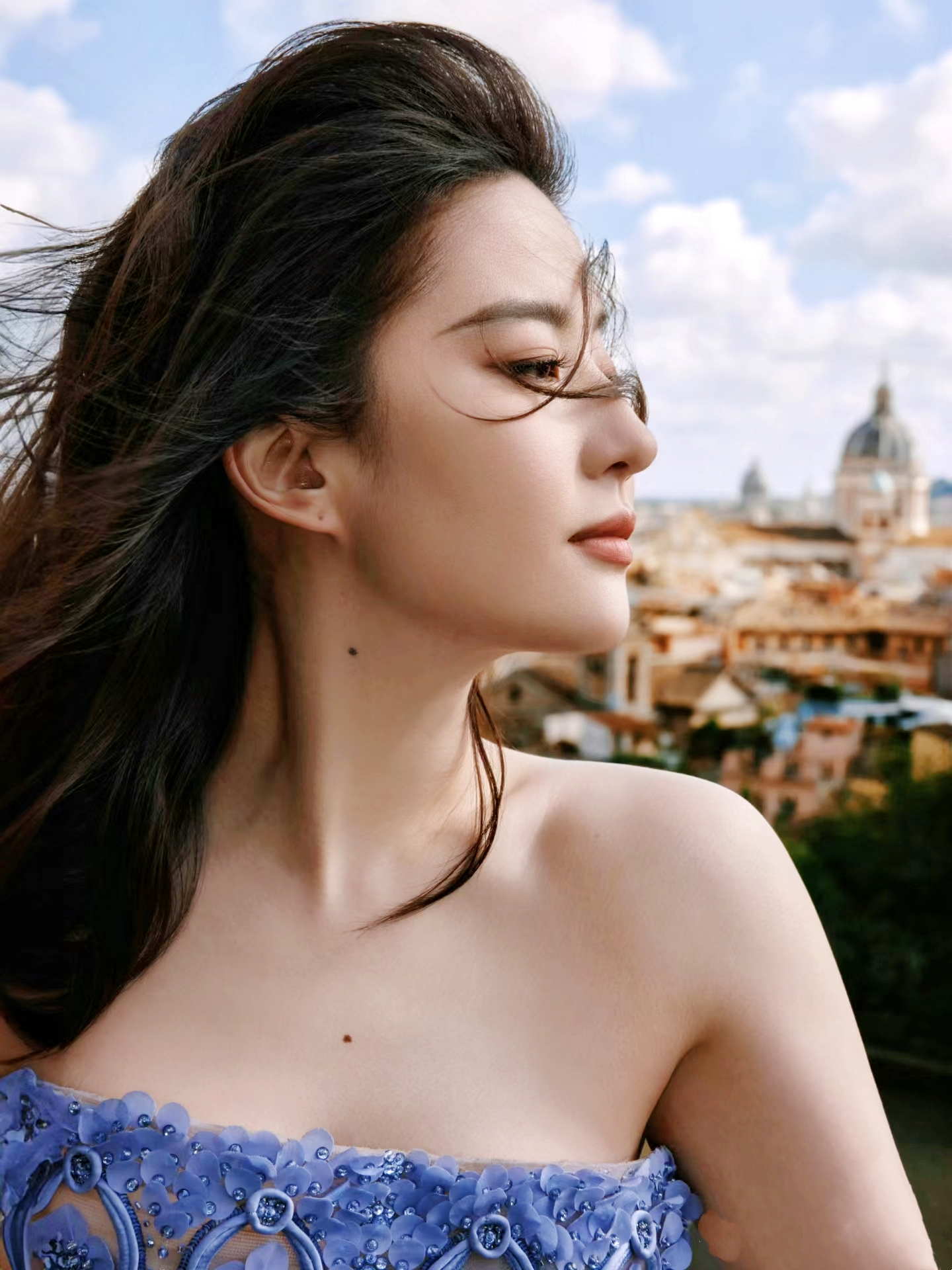 她就像一阵轻柔的风 吹到哪里,哪里就会变得温柔~ #刘亦菲罗马造型