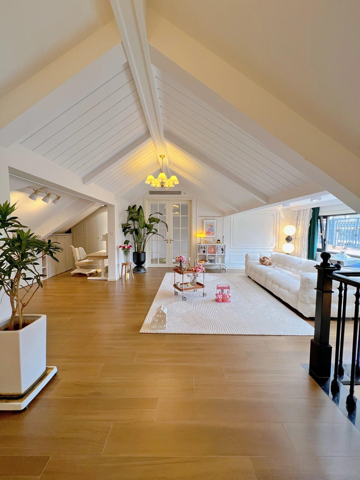 还配有一个宽敞的40㎡露台,仿佛拥有了一个卸ピ净 装修效果图坡顶