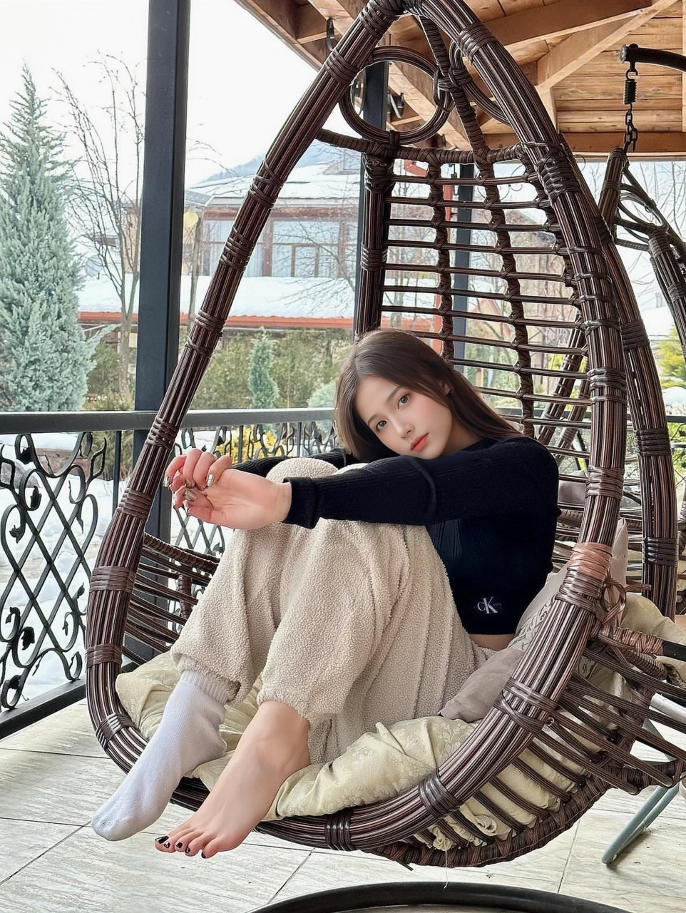 她的脚丫极富灵性,每一个动作都让人感受到小女孩的天真无邪.