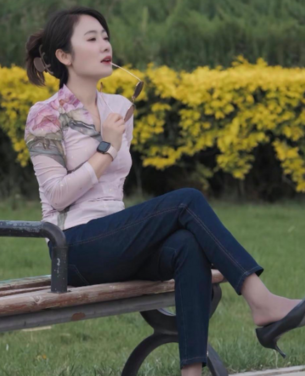 美女闲暇之余来公园坐坐!极品少妇