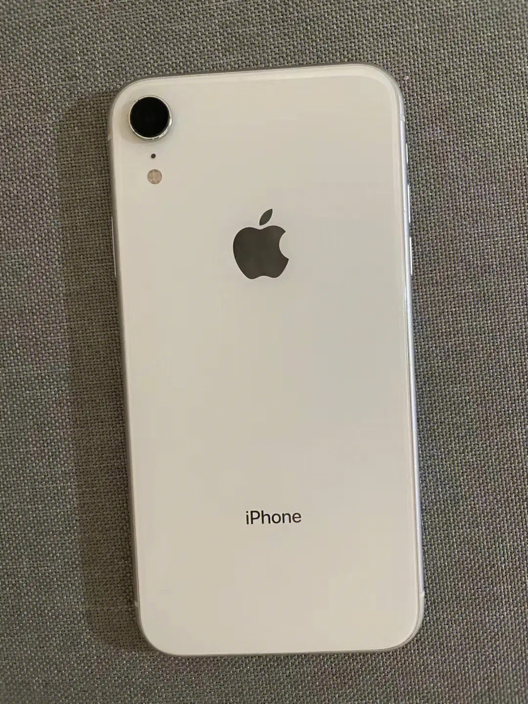 朋友的iphone xr使用6年了换过1次原装电池系统还比较流畅只是128g