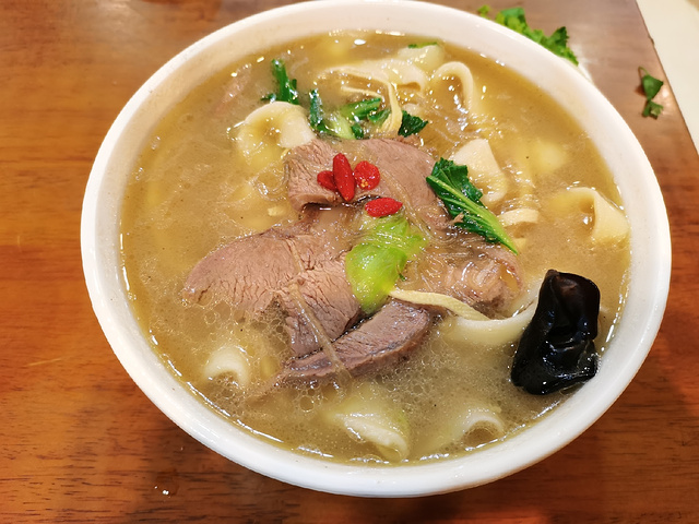 城市点评# 郑州美食之旅,必吃的美食,吃货们准备好了吗 郑州烩面:这