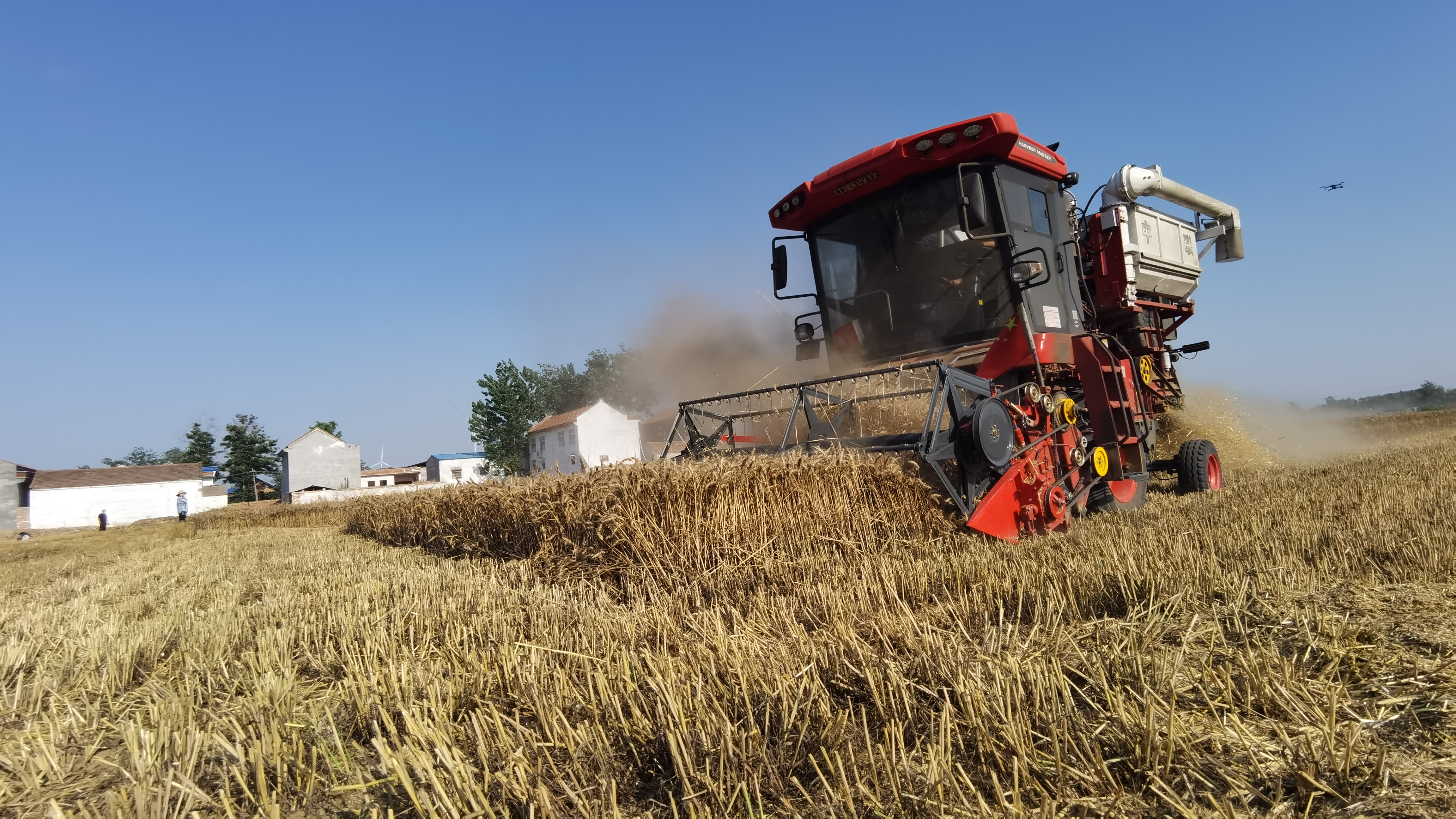 9谷物收割机,这台机器已成为他致富的得力助手