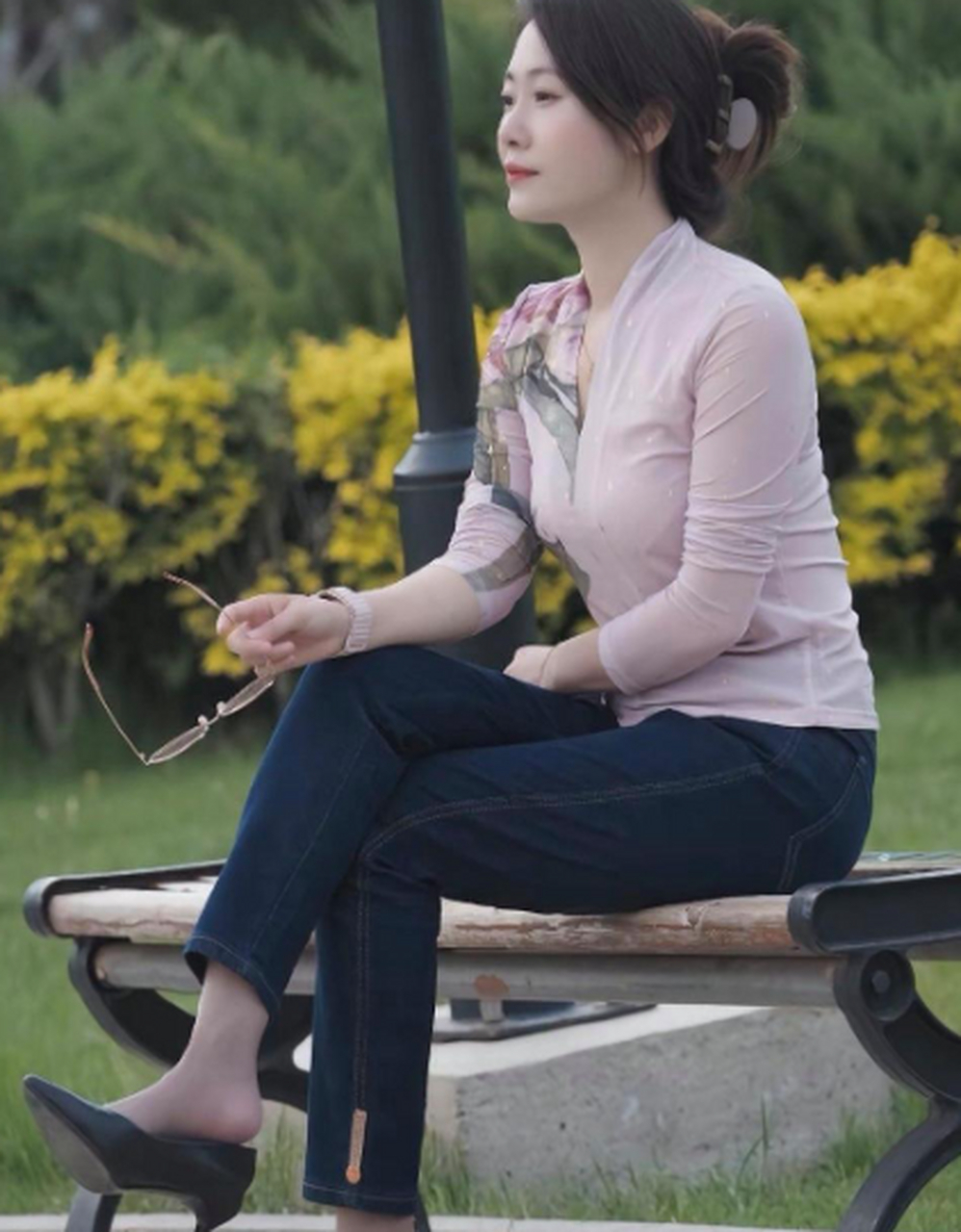 美女闲暇之余来公园坐坐!极品少妇