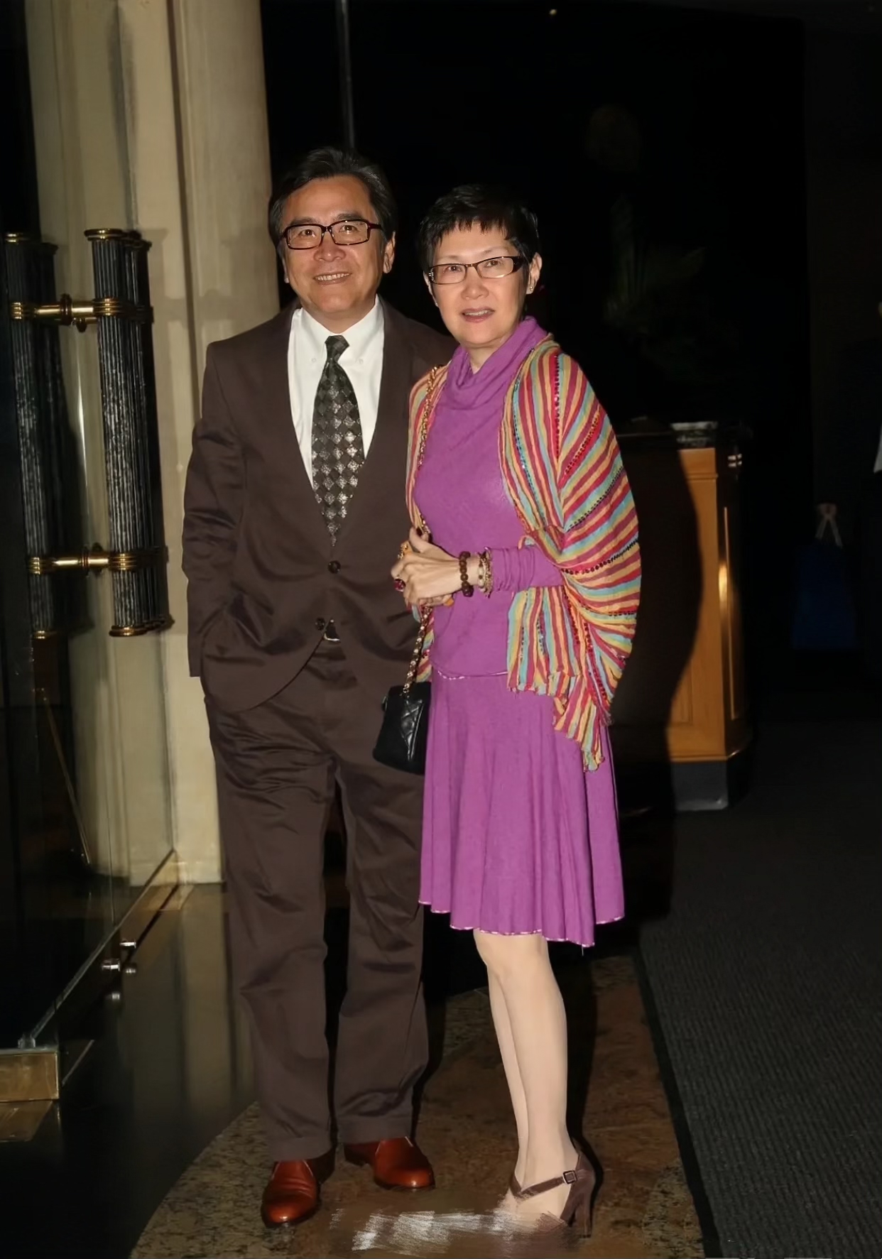 如今的姜大卫身穿西装,气质儒雅,李琳琳端庄得体,当年的飞女与飞仔,爱