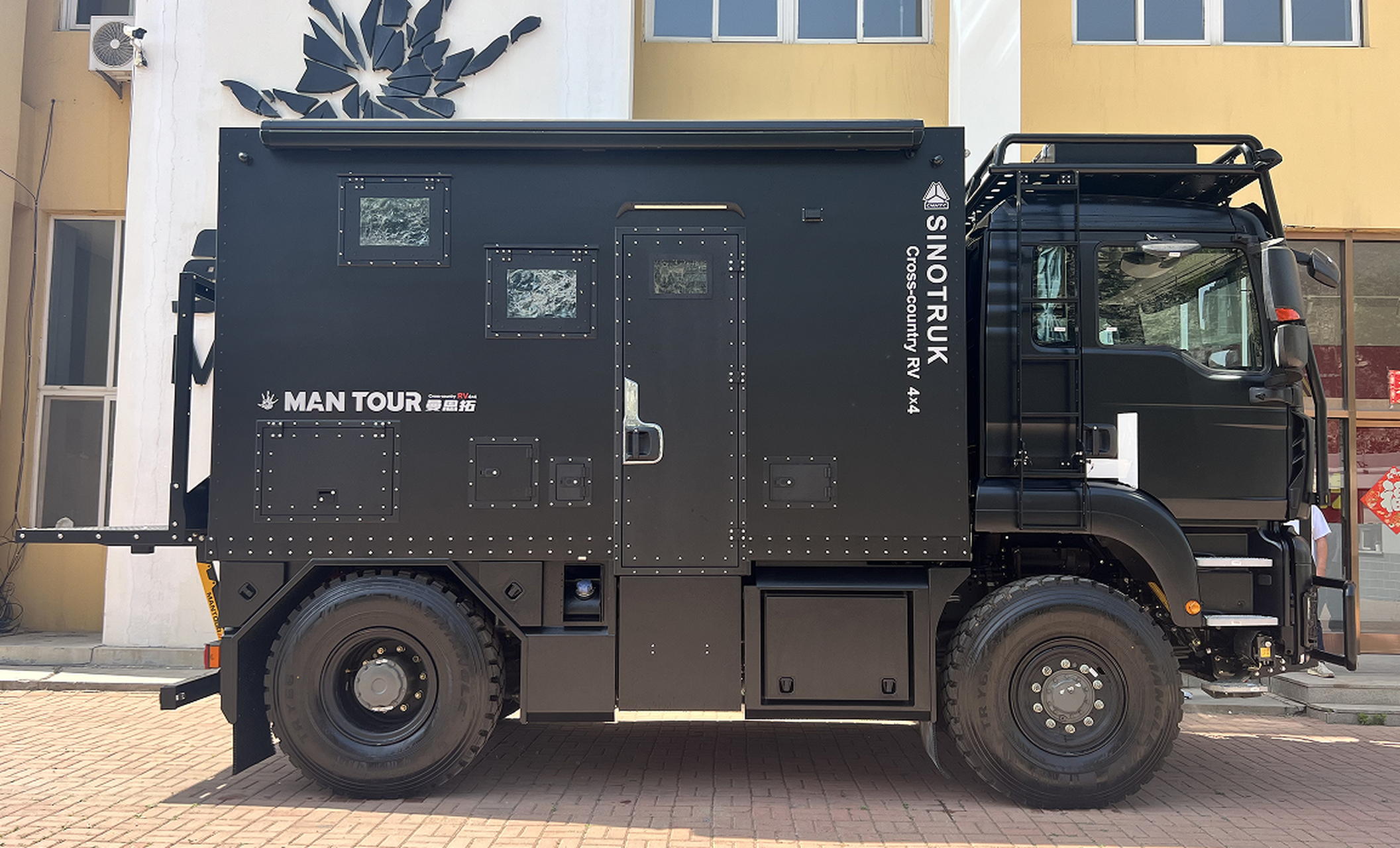 中国重汽原厂曼恩拓越野房车豪沃tx400黑武士正式下线,配备越野at胎