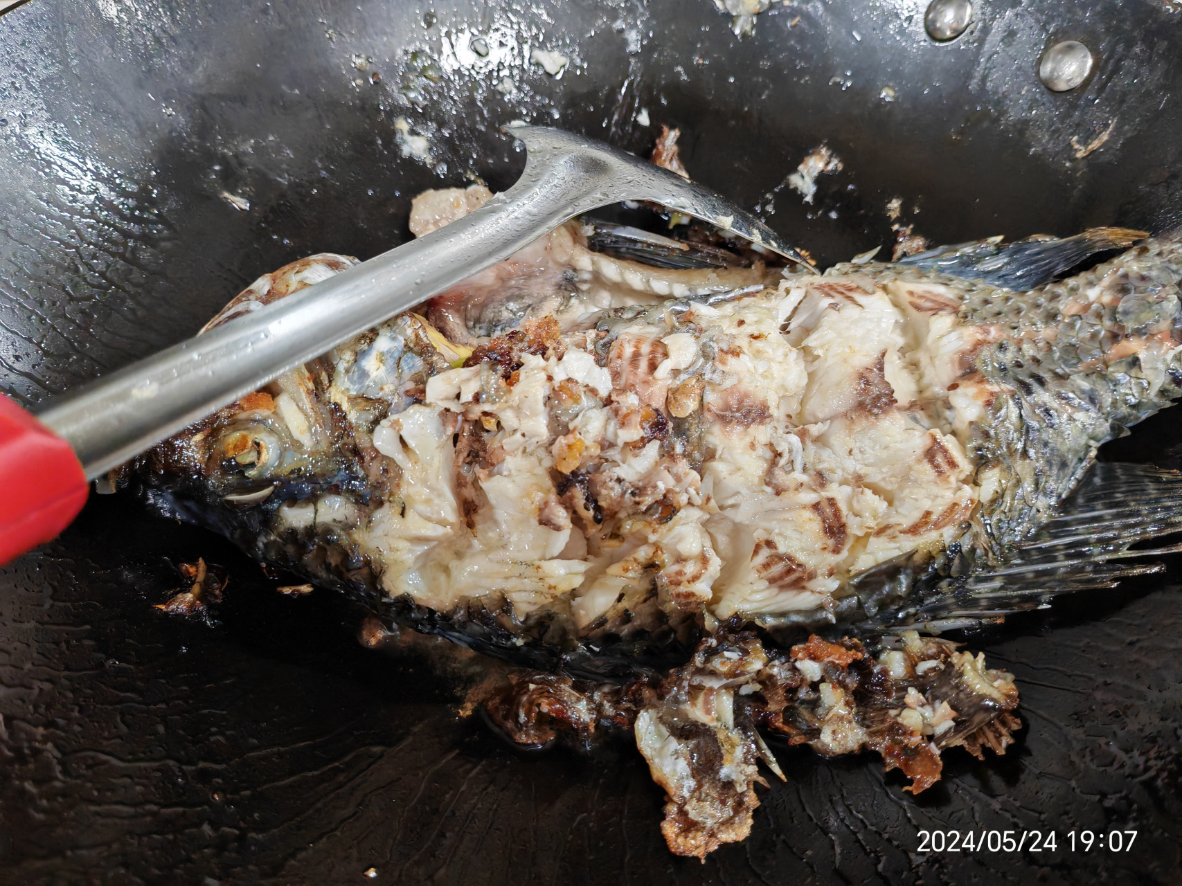 煎鱼失败了,郁闷哦,那么好的鱼,被我煎成这样,人的问题,还是锅的问题?