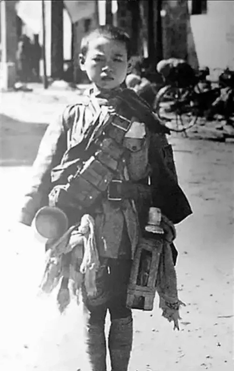 1944年,中国远征军攻打松山,一名叫张全胜的9岁小战士不幸被俘虏.