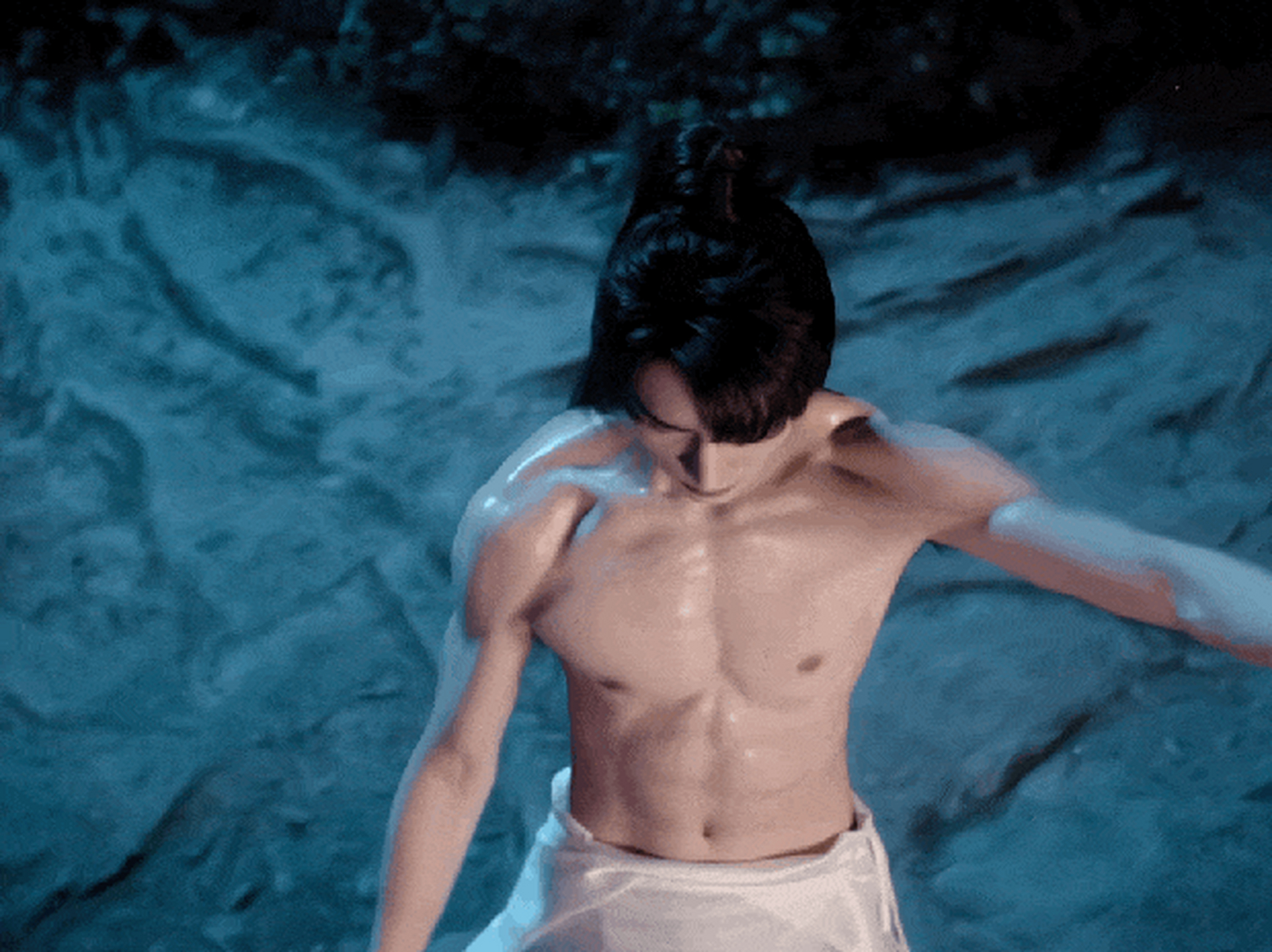 龚俊《狐妖小红娘月红篇》性感剧照曝光,半裸上身秀肌肉,八块腹肌超