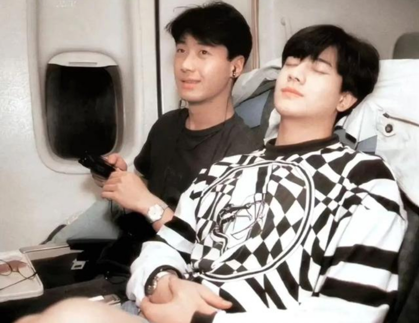 黎明自带仙气贵气,五官身材也更端正干净,温兆伦和他站一起都被秒掉了