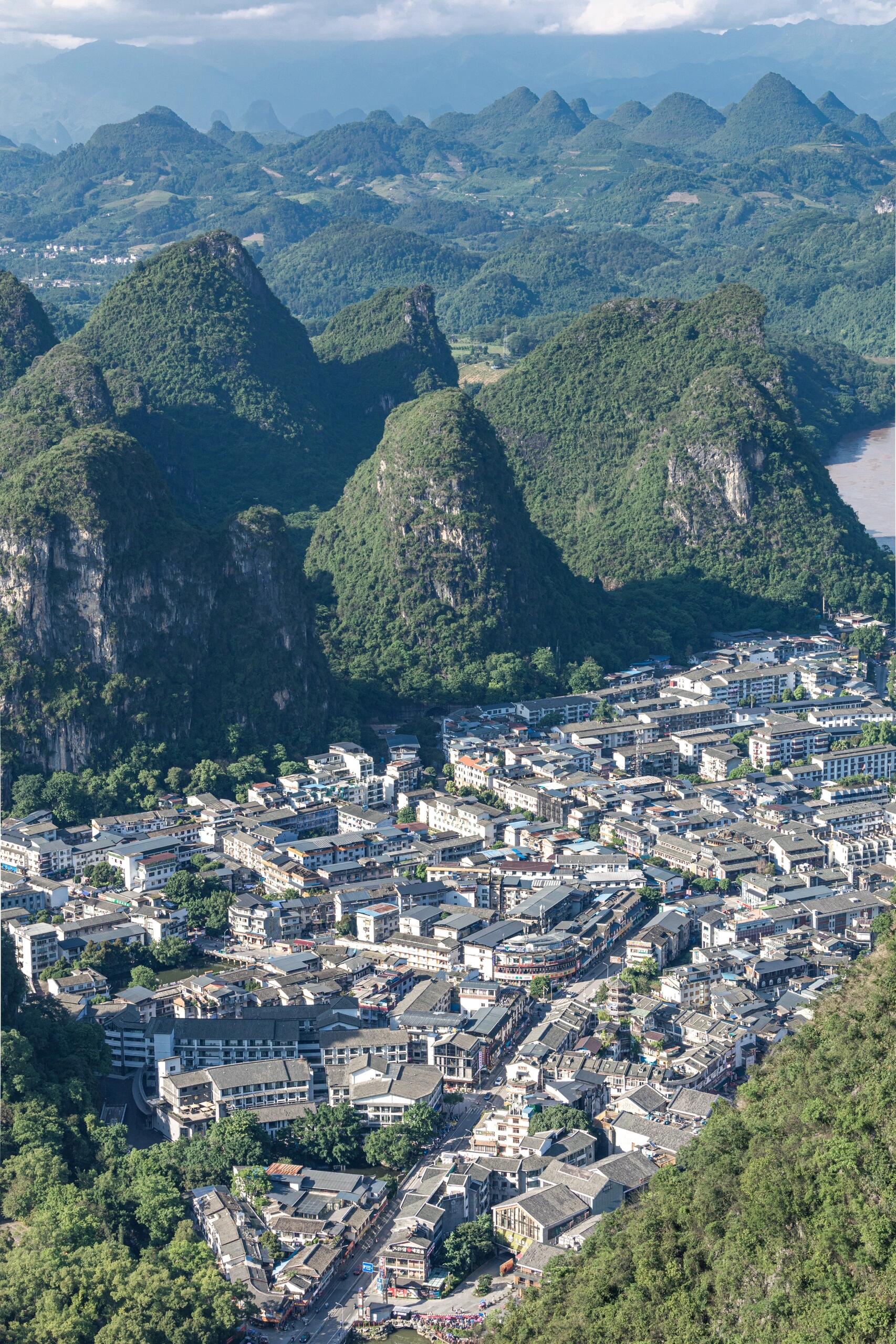 阳朔电视塔是阳朔县城的制高点,登上山顶可以俯瞰阳朔城区和周边的