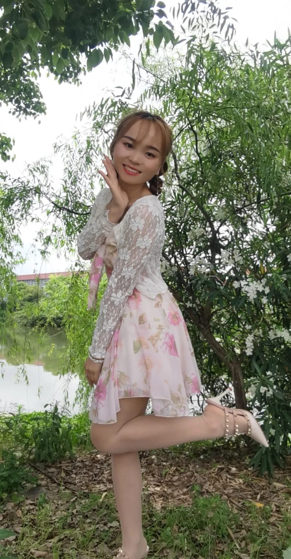 我公公接到老家县里打的电话,告诉我们,由于县里要建立交桥,老家房子