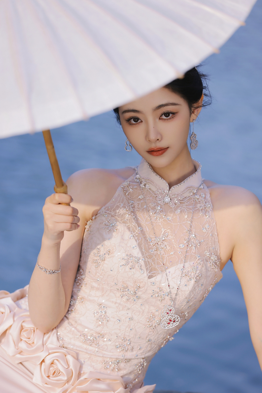 旗袍新风尚,许佳琪新中式造型,尽显曼妙身姿,优雅又时尚