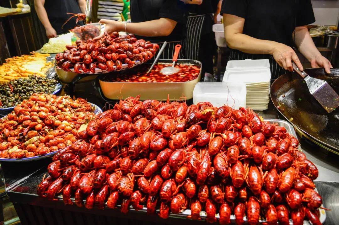 近日,看到一篇报道,说小龙虾价格下跌,曾经的"夜宵之王"遭到了年轻人