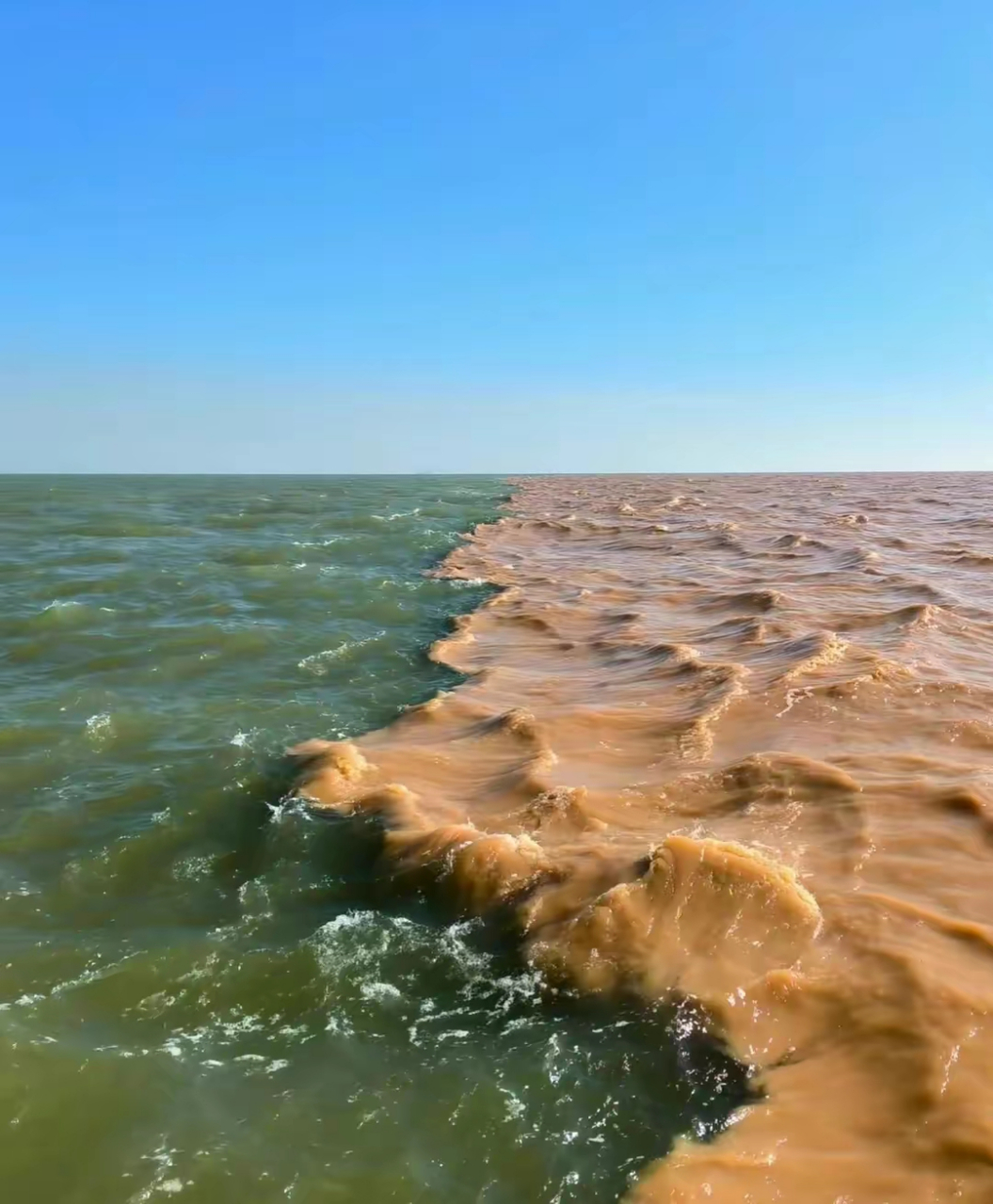 我国非常神奇的一个景点,那就是泾渭分明.