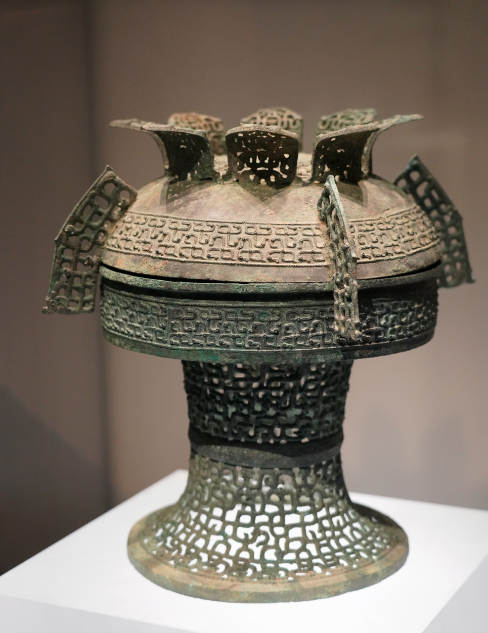 沂水县博物馆收藏的青铜铺,山东沂水纪王崮一号墓出土,青铜铺是西周