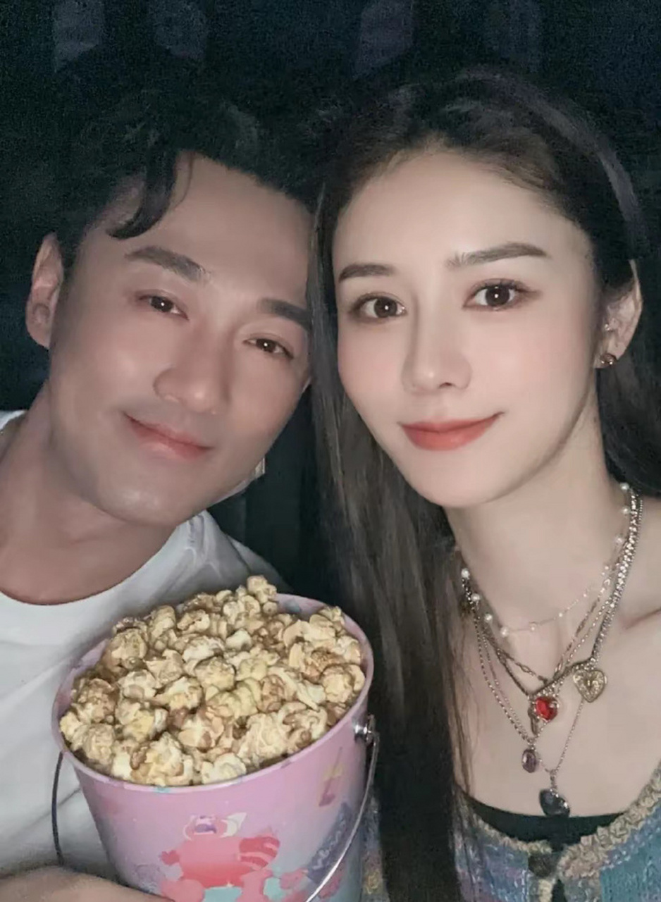 张馨月和老公看电影,林峰看老婆的眼神好迷离,夫妻甜蜜爆表羡煞旁人!