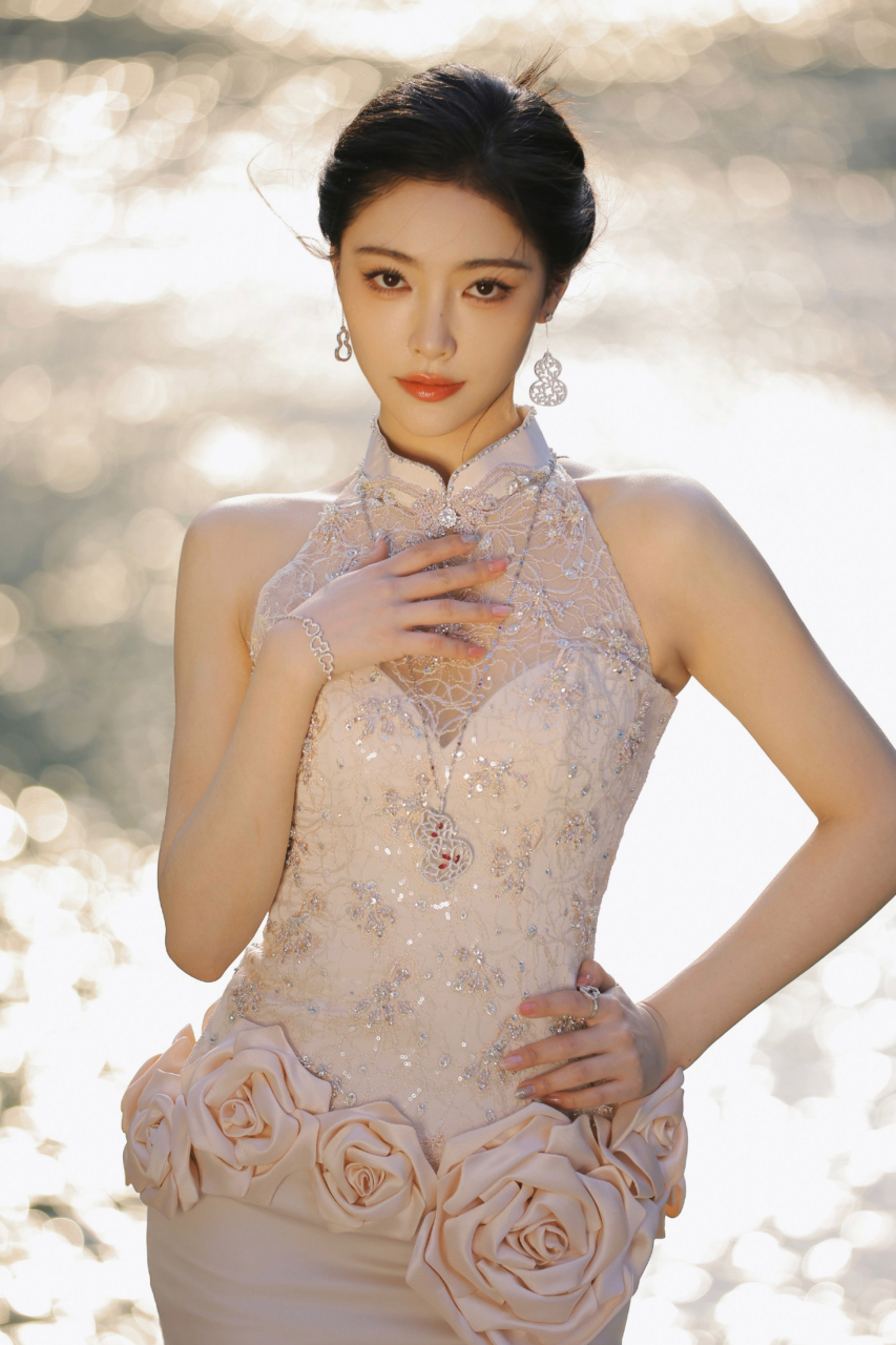 旗袍新风尚,许佳琪新中式造型,尽显曼妙身姿,优雅又时尚