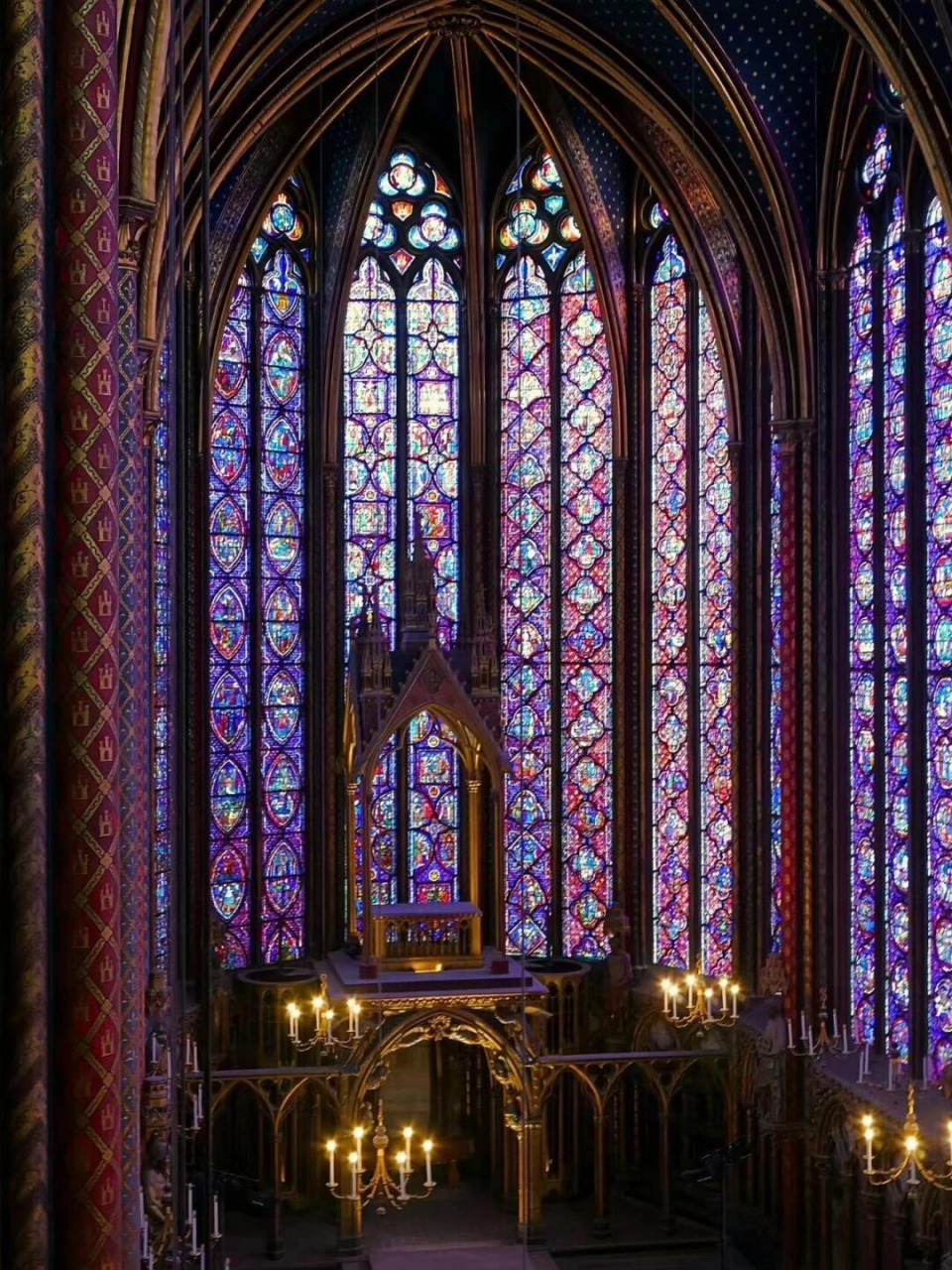 来自中世纪巴黎教堂古典美彩绘花窗 教堂的神圣和静谧,神秘莫幻的犹如