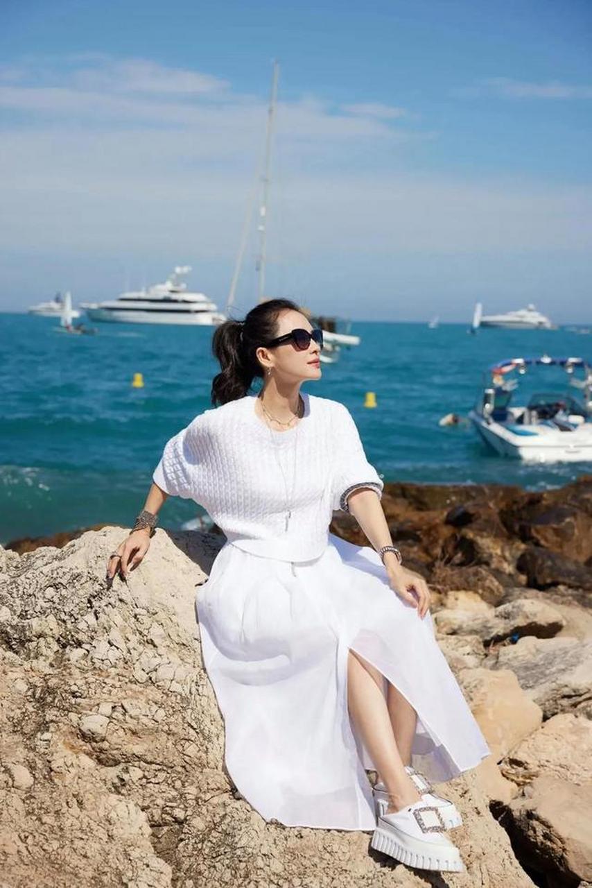 显得高贵典雅又不失活泼,气质拿捏到位,真不愧是"国际章",太美啦!