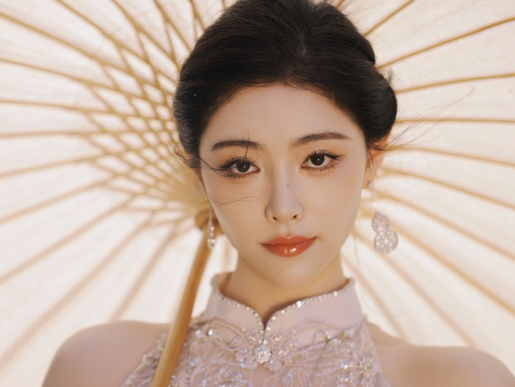 旗袍新风尚,许佳琪新中式造型,尽显曼妙身姿,优雅又时尚