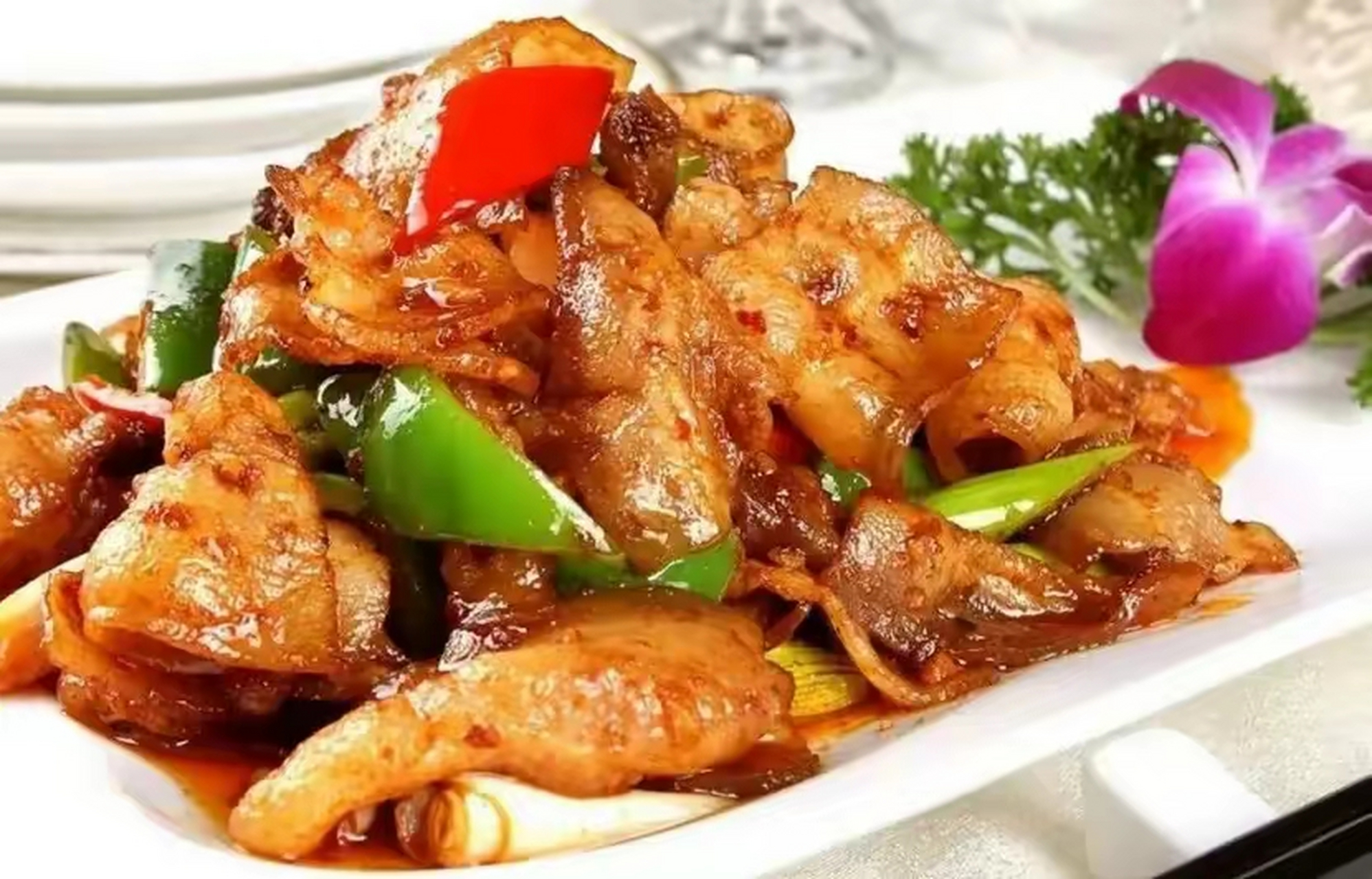 四川十大经典名菜  一,大千干烧鱼,四川传统名菜之一,它的特色在于