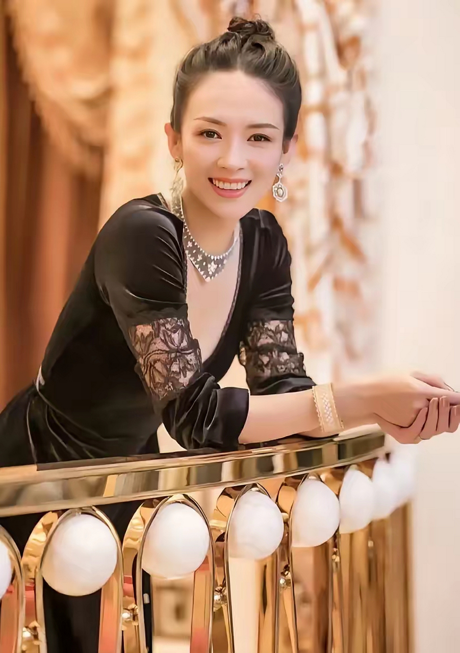 之前,对章子怡并没有太多好感,总觉得她年轻时行为高调,似乎总与富豪