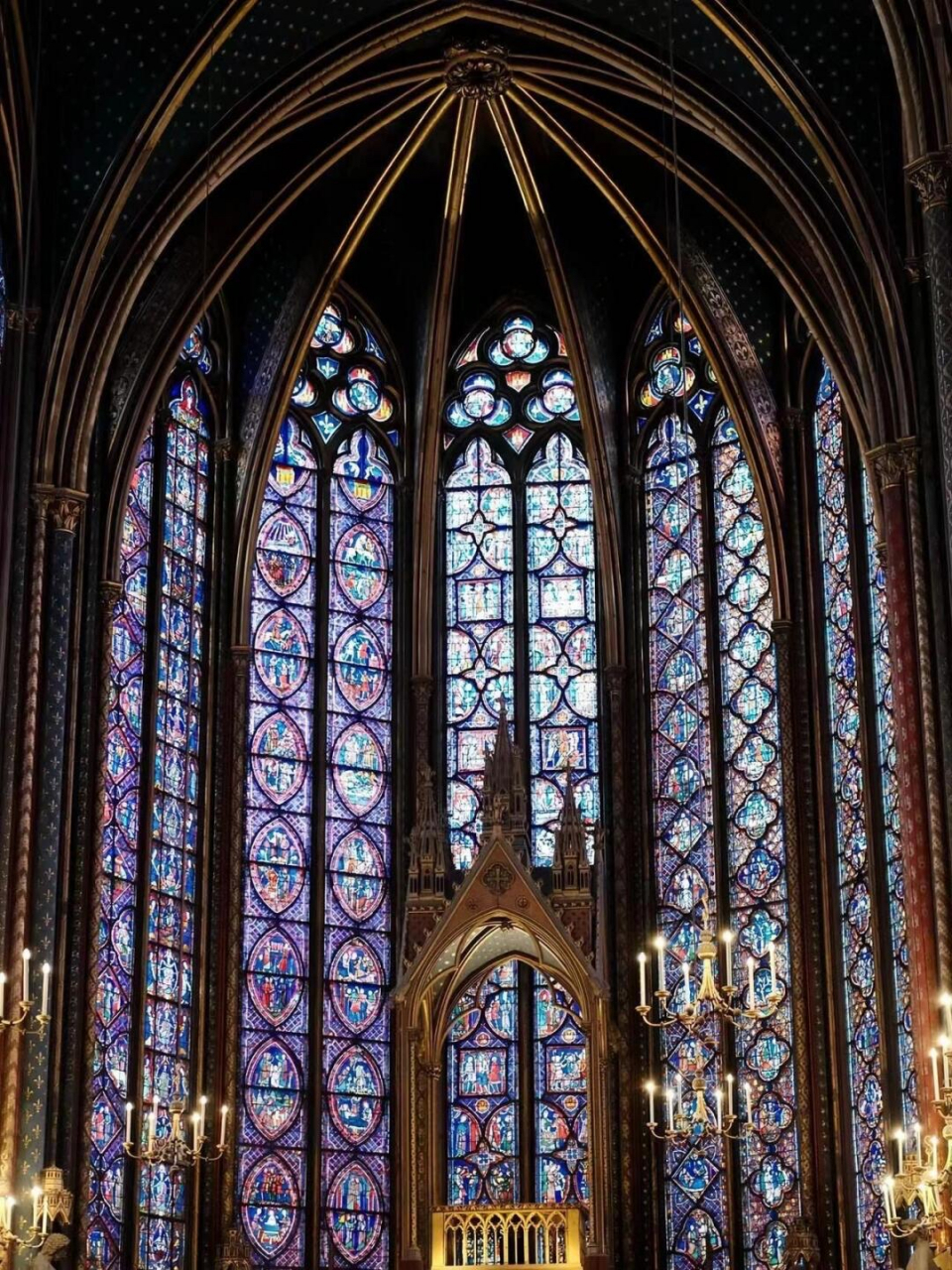 来自中世纪巴黎教堂古典美彩绘花窗 教堂的神圣和静谧,神秘莫幻的犹如