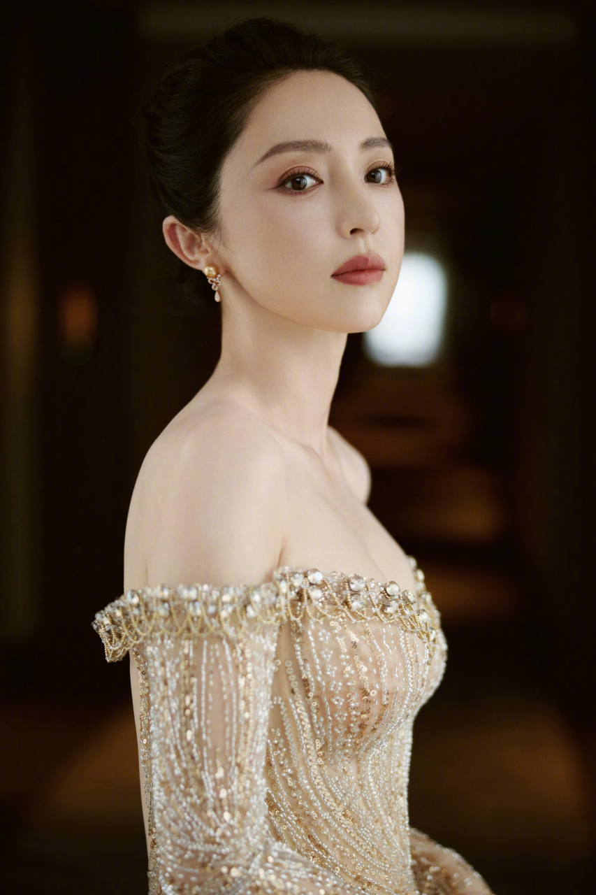 董璇45岁风姿绰约,魅力不减,风采依旧迷人