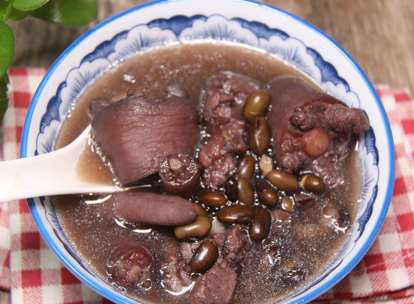黑豆木瓜花生猪尾汤:传统与创新的味蕾盛宴
