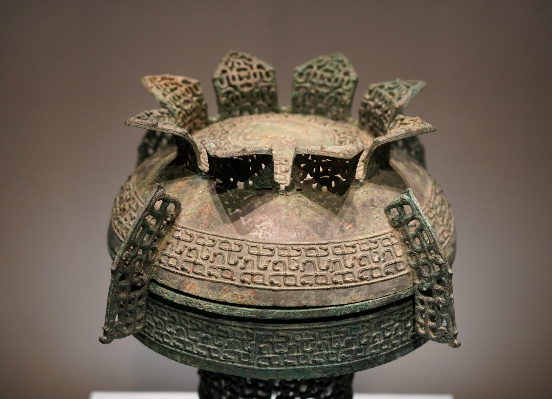 沂水县博物馆收藏的青铜铺,山东沂水纪王崮一号墓出土,青铜铺是西周