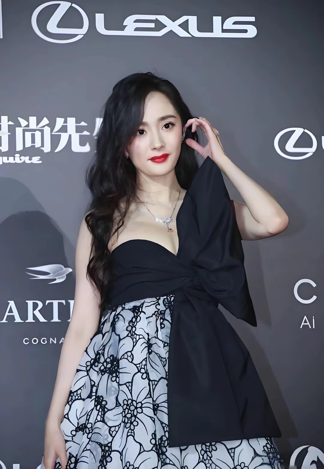 顶流杨幂陷入"等一下我老公呢"不雅门,婚后上围暴涨