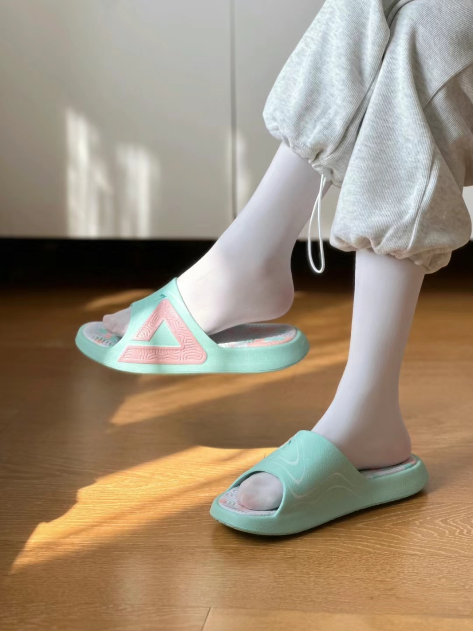 好清新的拖鞋,当然要配白袜子