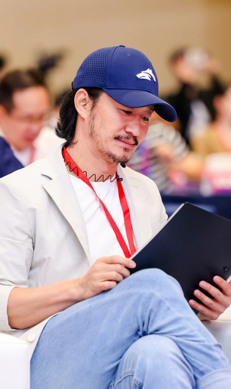 吴京爆改,留起了长发和络腮胡,新造型亮相简直太帅了,原来是为了骄珑