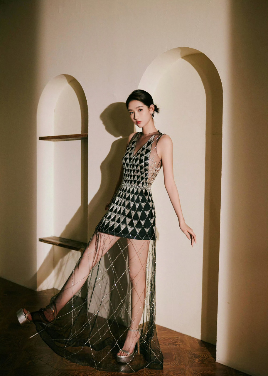 王玉雯,黑白色调晚礼服,成熟优雅!