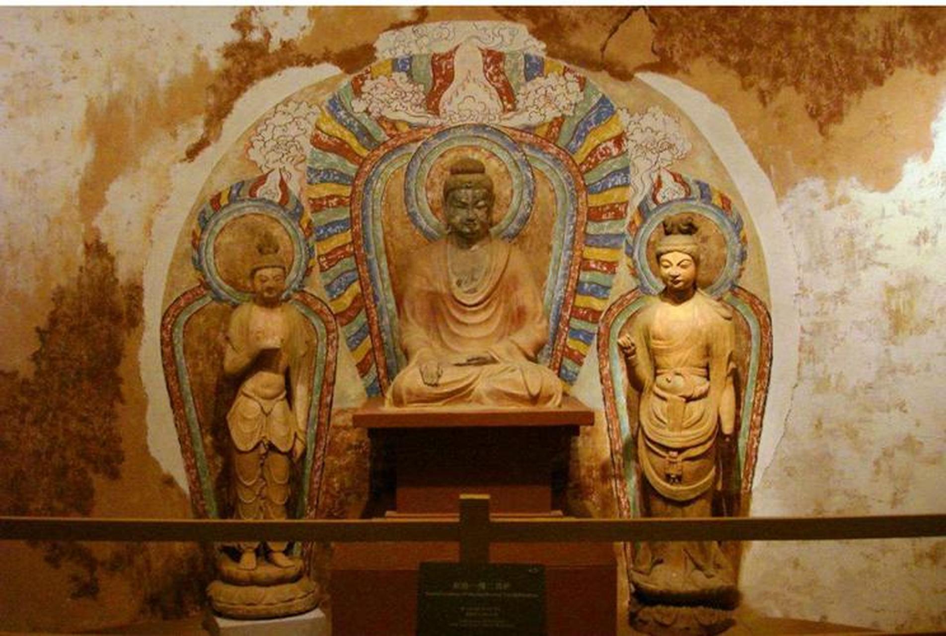 自唐代开始普遍使用,广泛变化的所谓"卷草纹饰"是佛教纹饰改造中最有