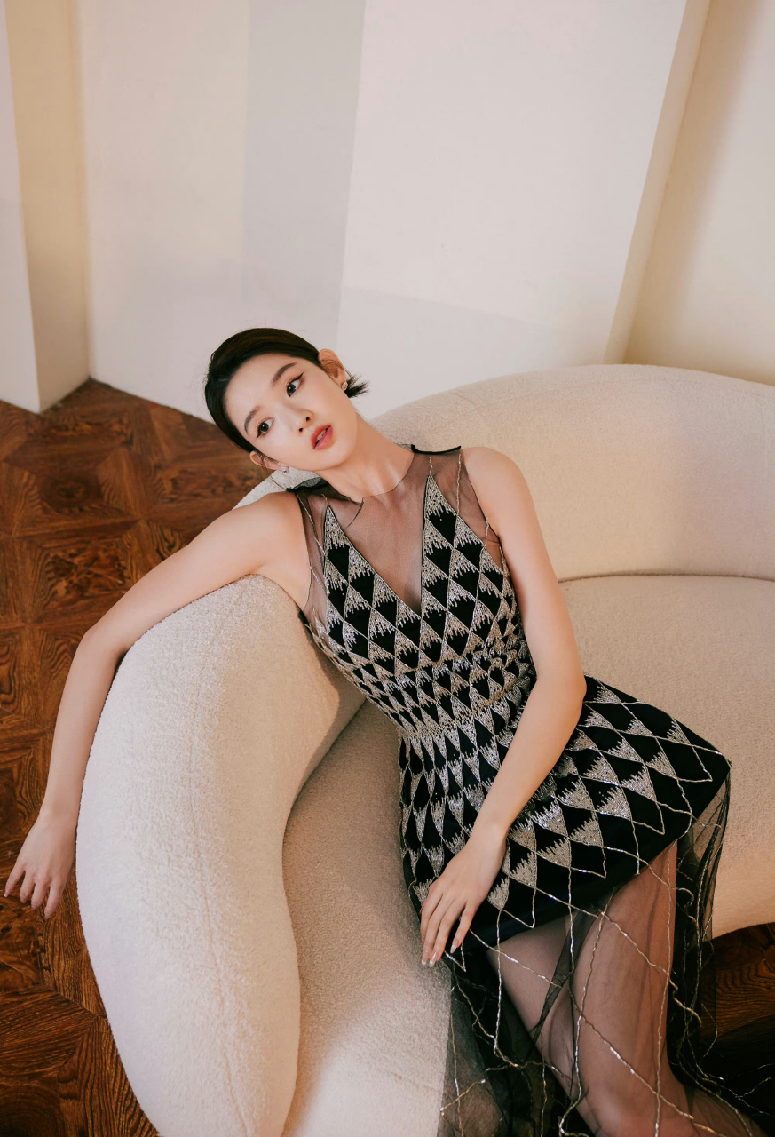 王玉雯,黑白色调晚礼服,成熟优雅!