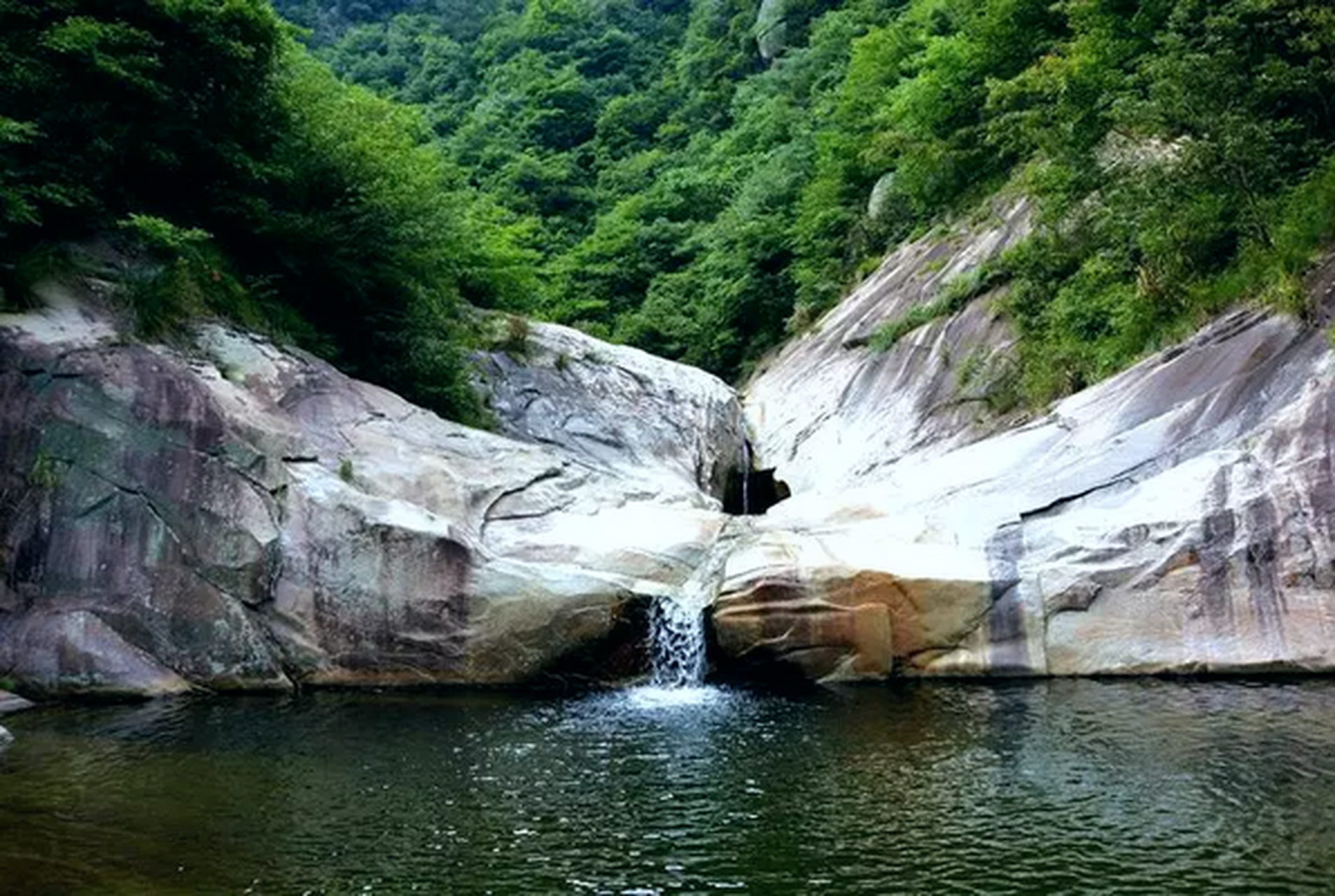 在安徽省六安市霍山县大别山主峰白马尖北侧有一个瀑布成群,怪石遍地