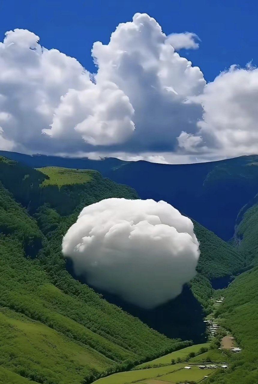 蓝天白云,青山绿水,周围的青山和这团雪白的云朵,形成了一个非常