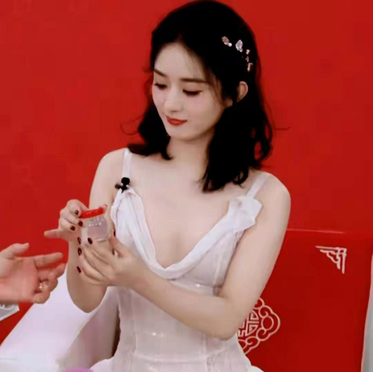 赵丽颖穿白色深v裙纯欲性感