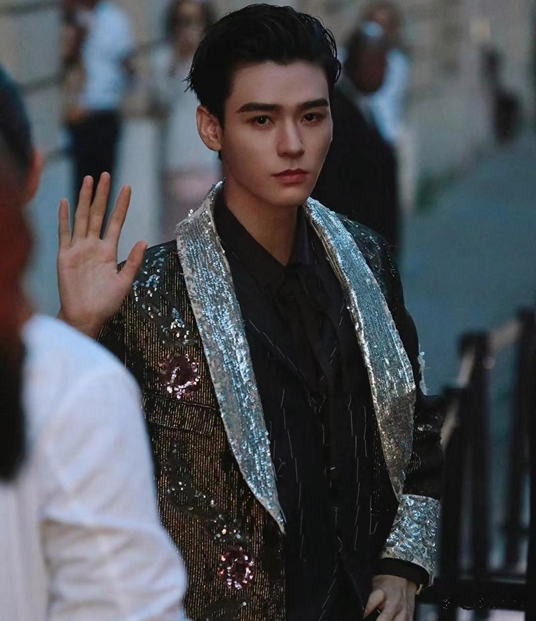 龚俊的长相英俊,身材高瘦