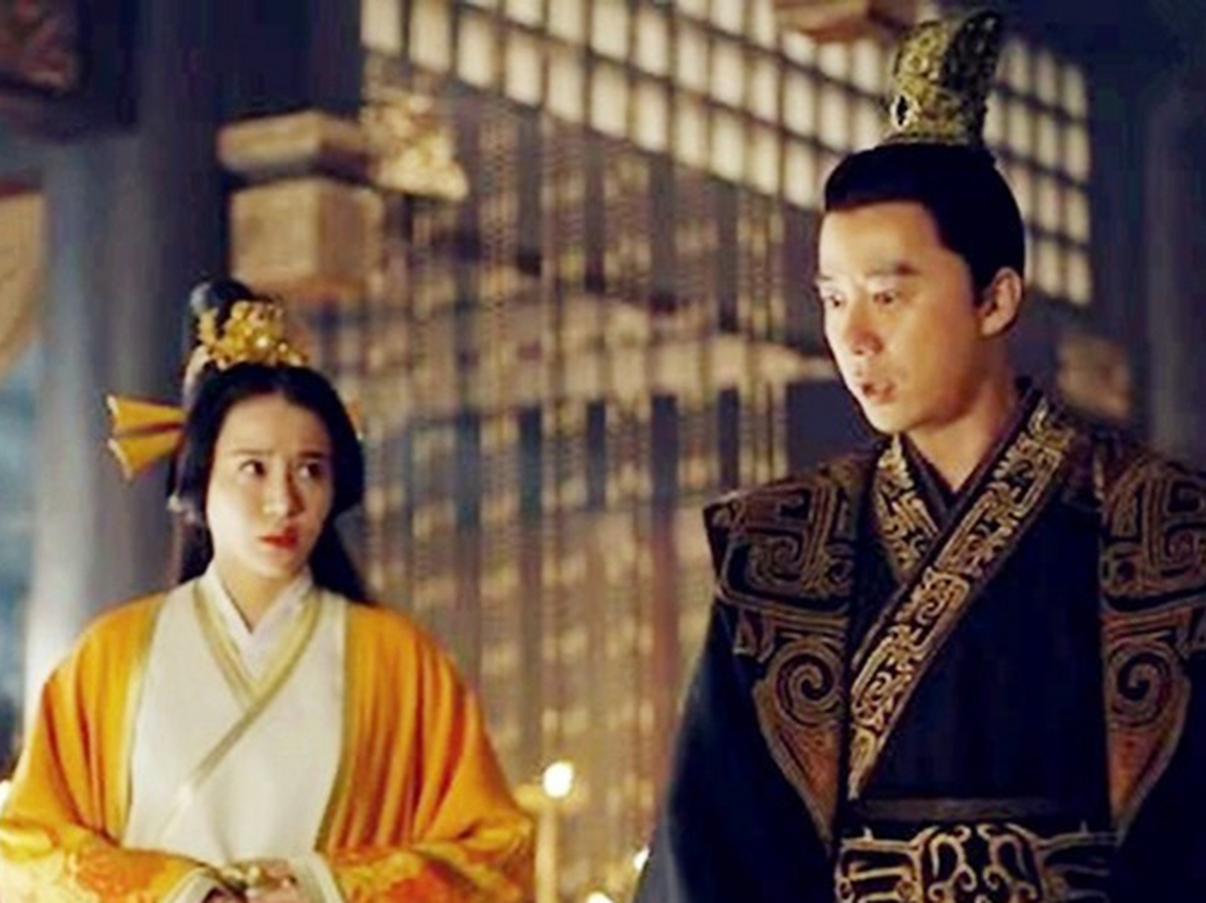 建安14年,曹丕偷偷来到伏皇后的寝宫,对她说:"别喊,别喊,日后这天下若