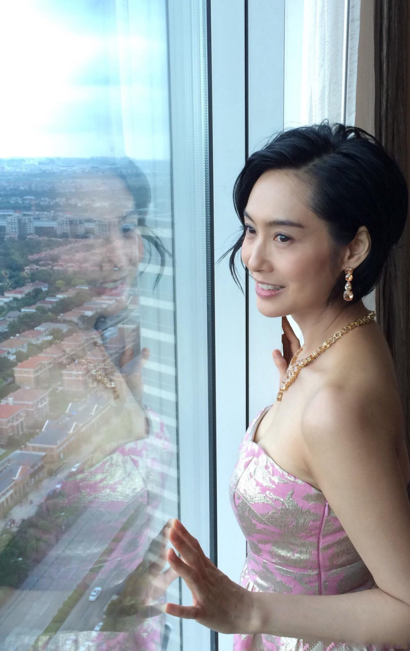 朱茵51岁了还这么性感,罕见超高清照片,尤其第五张,真是大爱了,试问