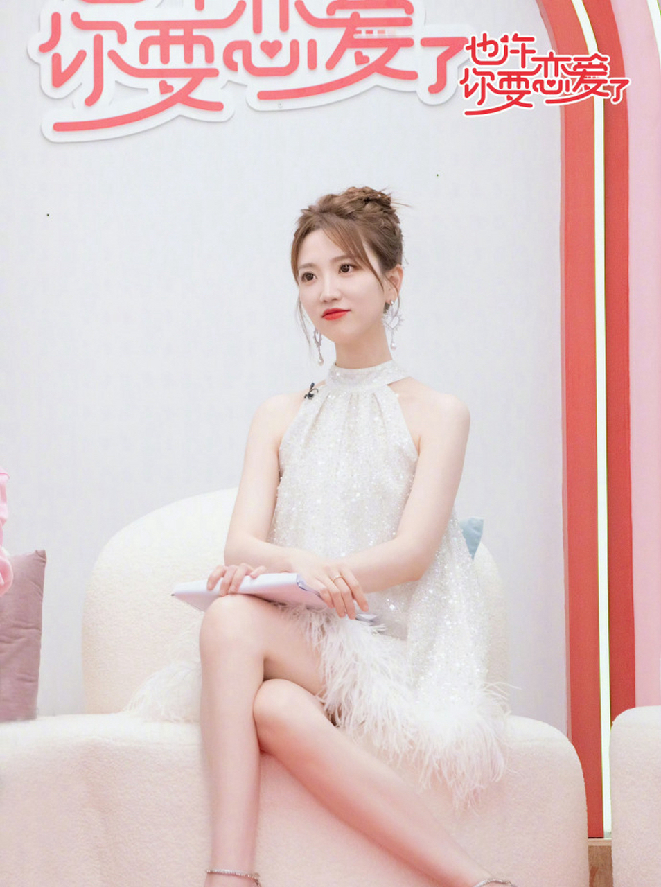 张纯烨的腿和脚真滴行,要是再大一点的就好了.