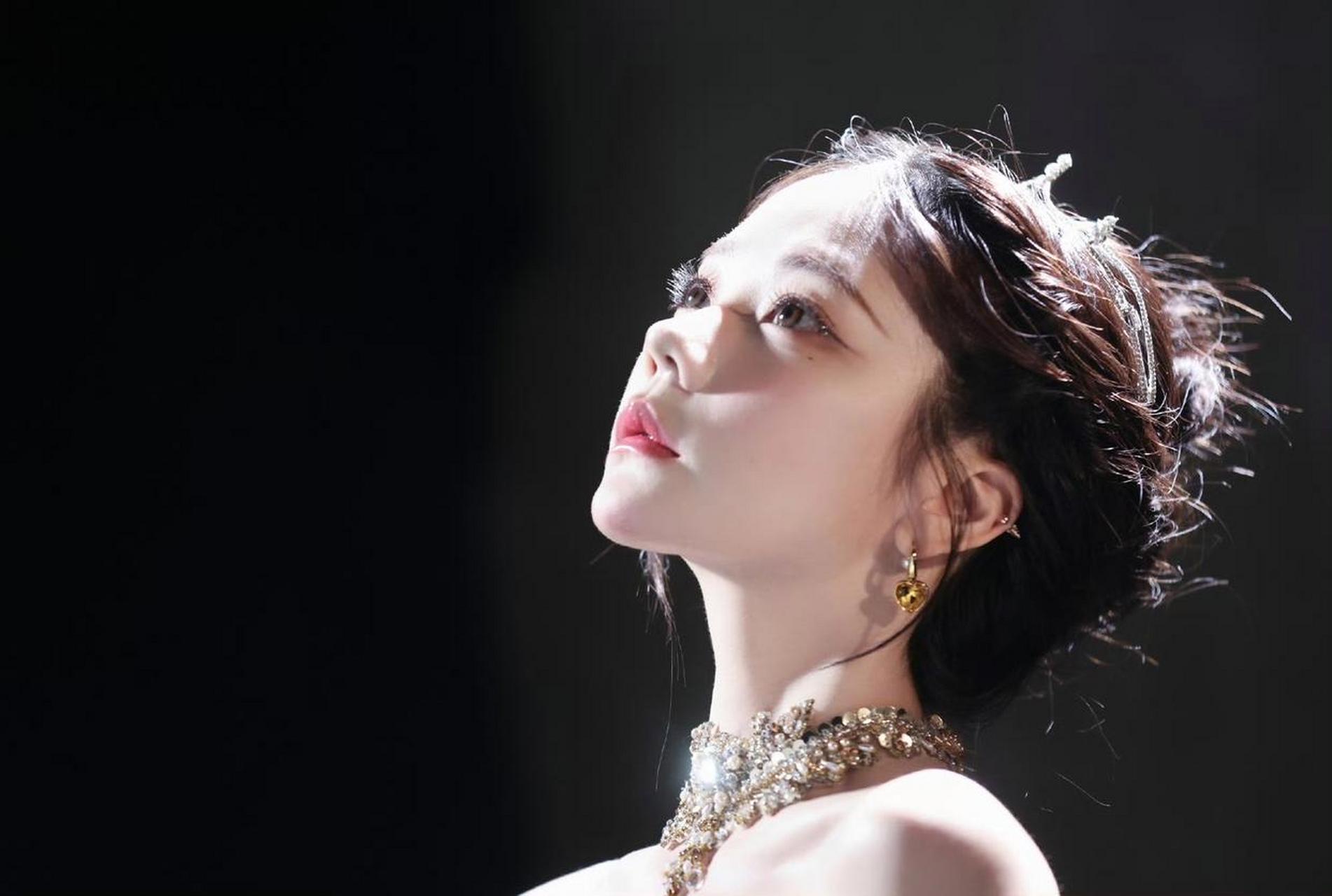 张紫宁,黑金礼裙,魅力十足,,罕见高清照片,女神爱了爱了,你们喜欢嘛?