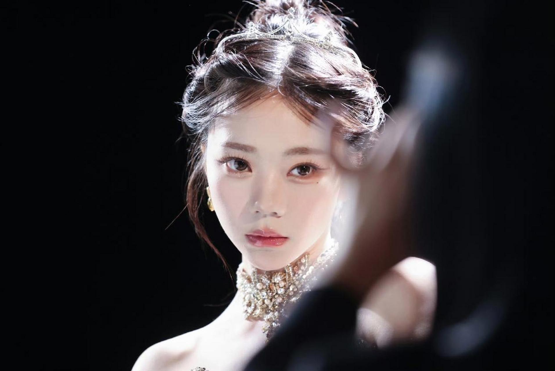 张紫宁,黑金礼裙,魅力十足,,罕见高清照片,女神爱了爱了,你们喜欢嘛?