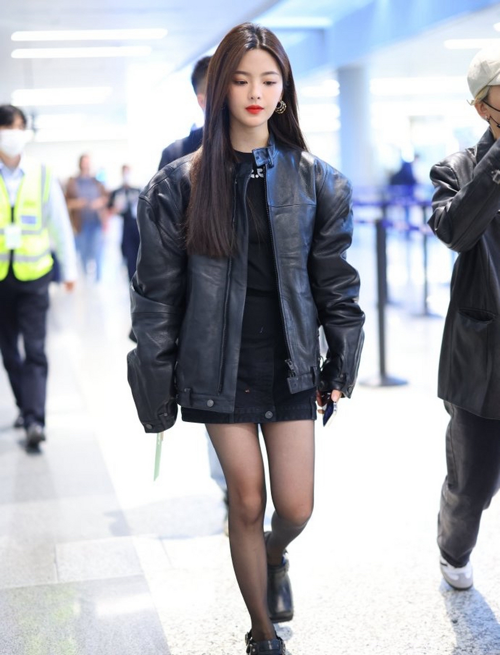 杨超越机场黑丝美腿直拍,黑丝的超越真漂亮!