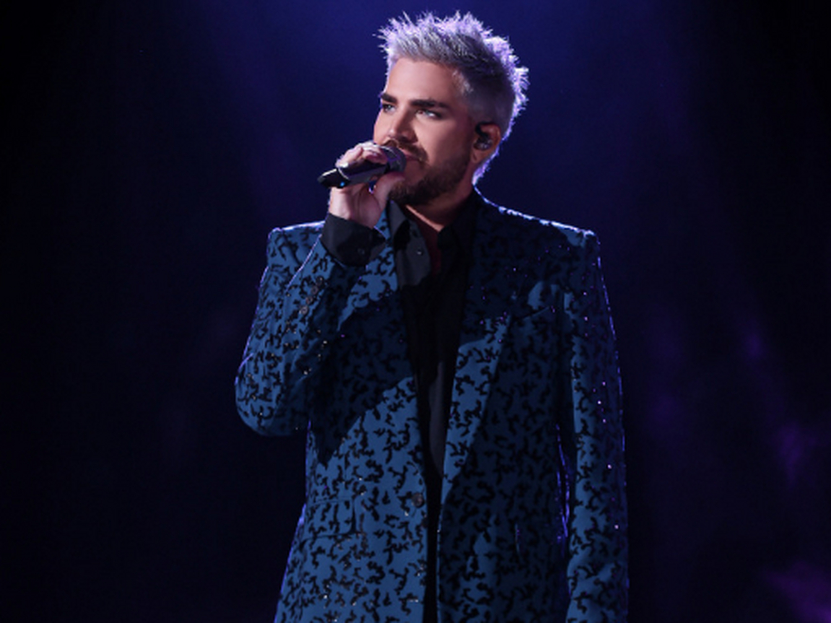 歌手2024# 裹得严严实实,好端庄,今晚见,袭榜歌手亚当兰伯特!